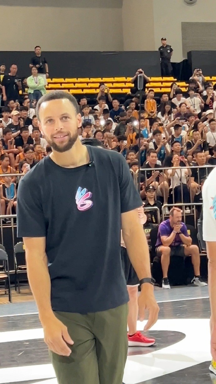 九游正版入口-美女主持人晒现场活动照：打卡三天 天天看库里